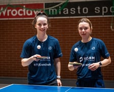 <p>Kasia i Ania Węgrzyn na treningu w hali UE Wrocław</p>